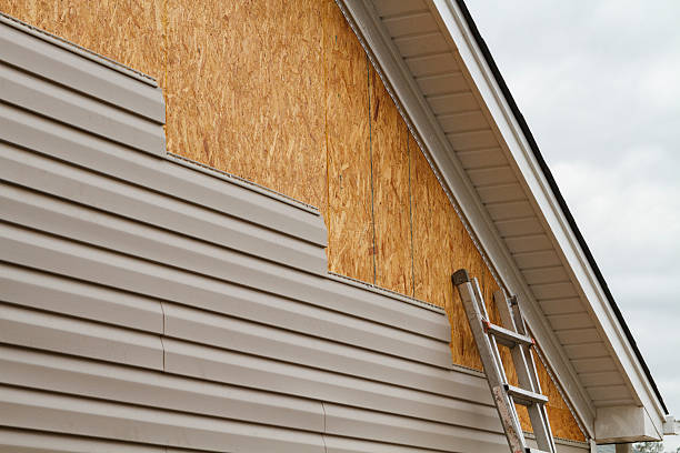 Professional Siding Installation technician working in Catawba, NC